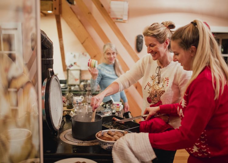 γυναίκες μαγειρεύουν στη κουζίνα