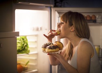 γυναίκα τρώει από το ψυγείο