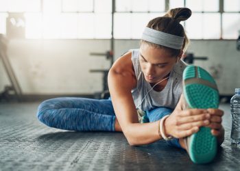 γυναίκα γυμνάζεται