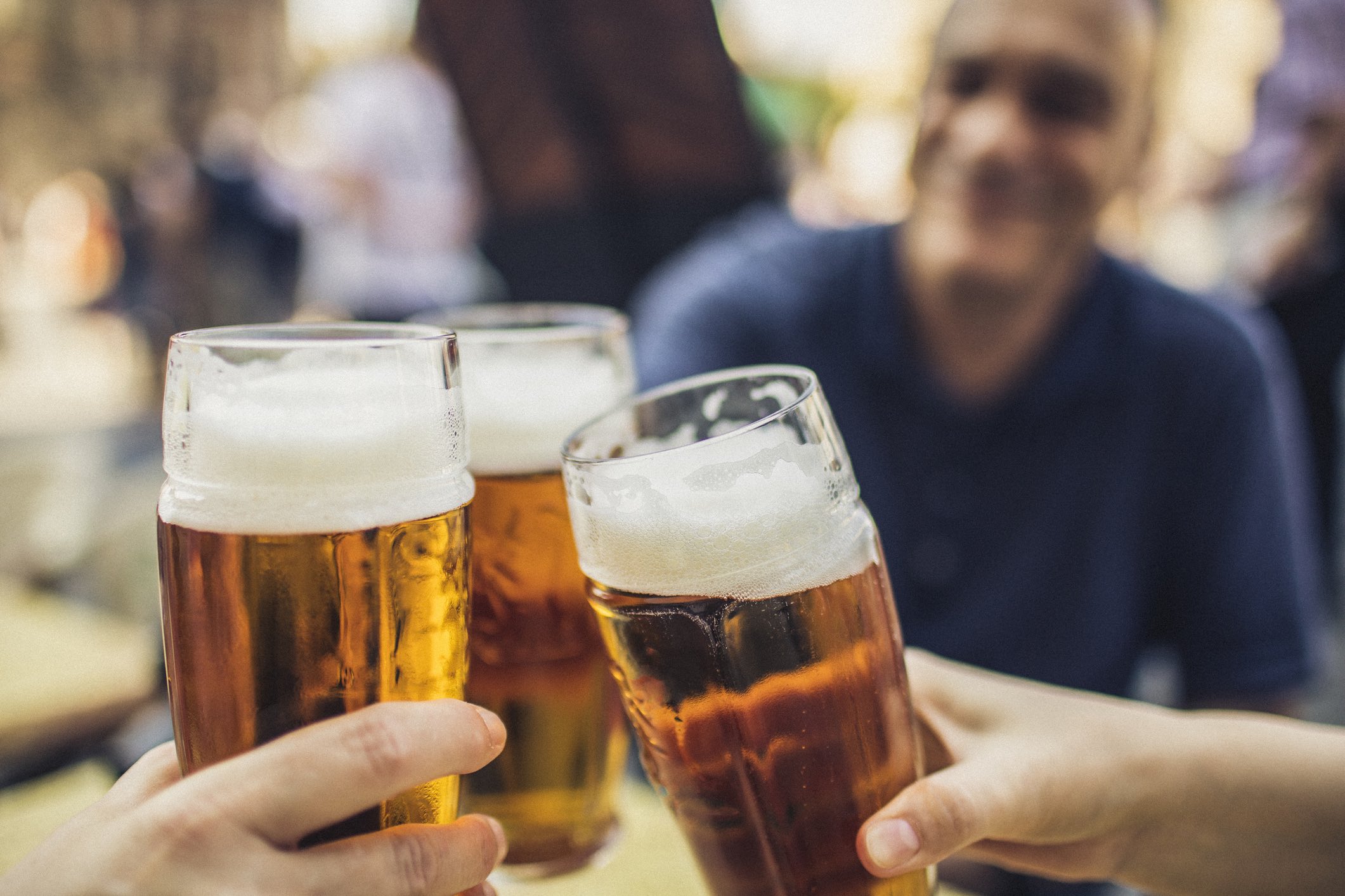 Πράγα: 3 φίλοι πίνουν μπύρα