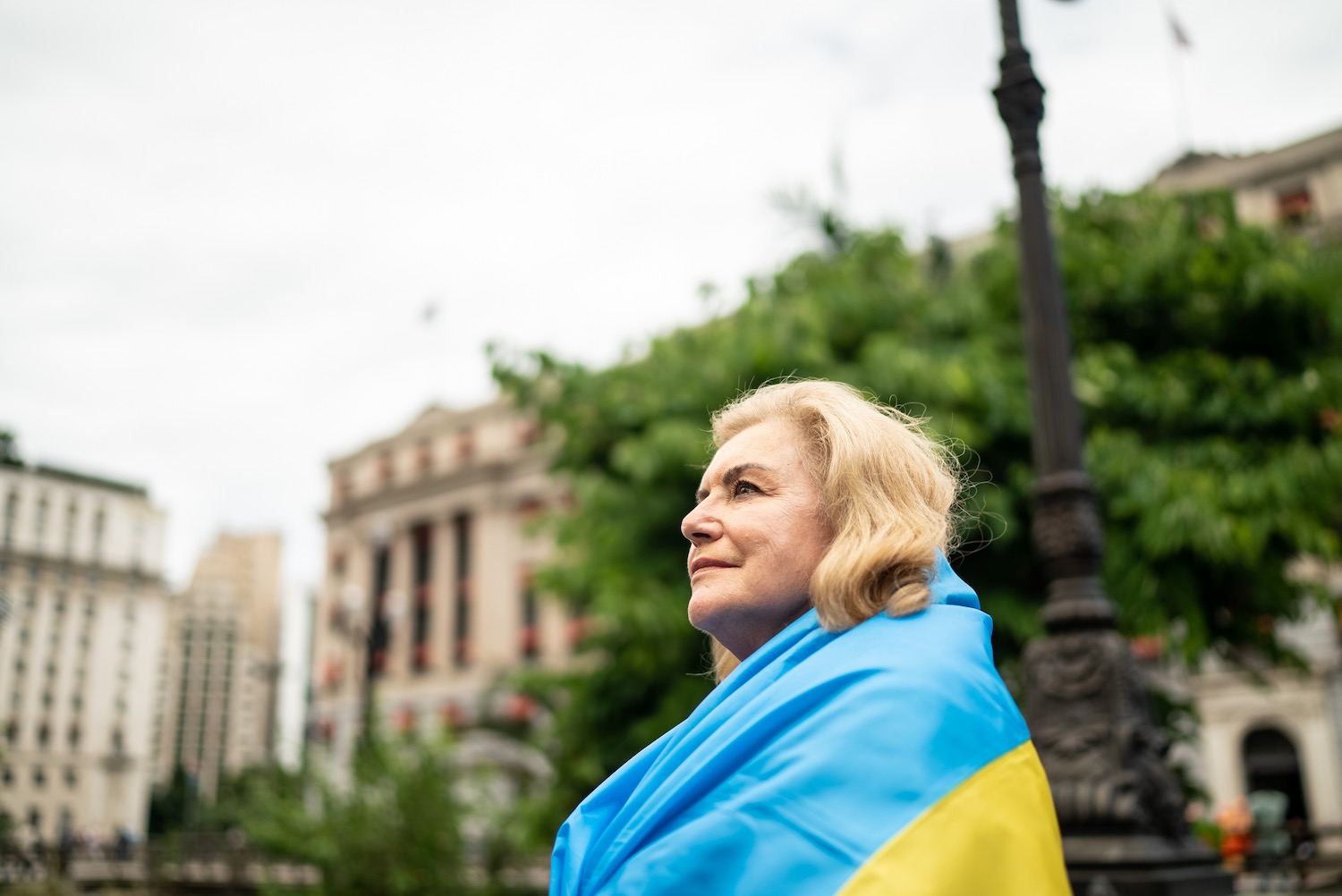 γυναίκα με ουκρανική σημαία