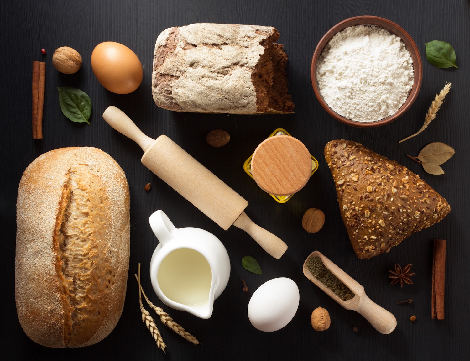 ψωμί και προϊόντα ζαχαροπλαστικής σε ξύλο