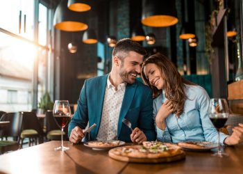ζευγάρι για φαγητό σε εστιατόριο
