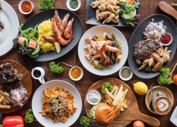 τραπέζι με διάφορα φαγητά