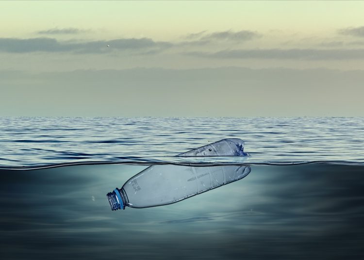 πλαστικό μπουκάλι στη θάλασσα
