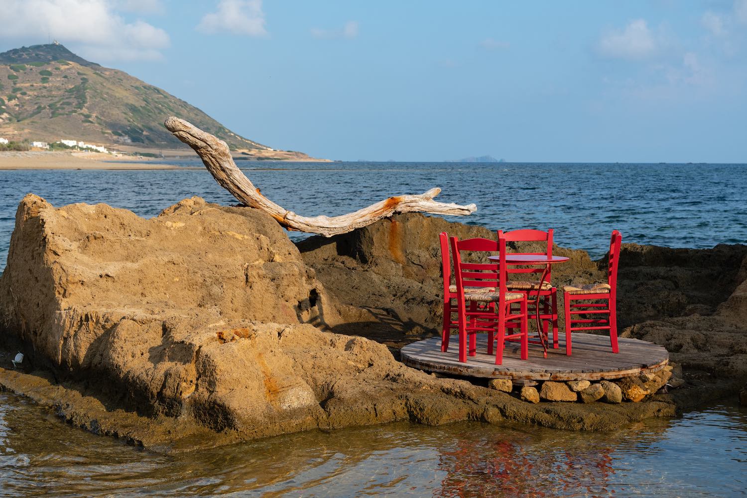 Σκύρος τραπεζάκι στη θάλασσα