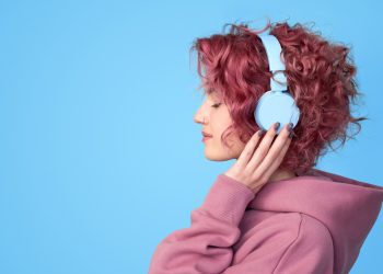 κορίτσι ακούει μουσική