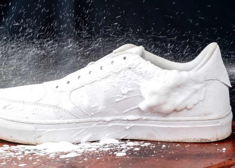 Καθαρίσετε εύκολα τα λευκά αθλητικά σας παπούτσια
