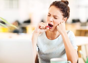 γυναίκα χασμουριέται