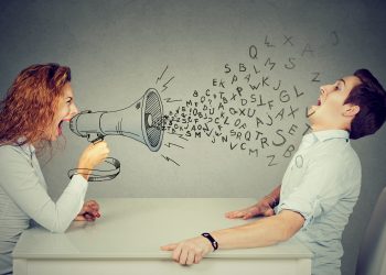 αγενής γυναίκα