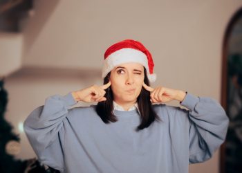 γυναίκα κλείνει τα αυτιά της