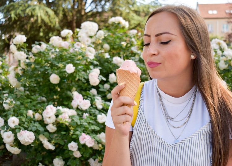 γυναίκα τρώει παγωτό