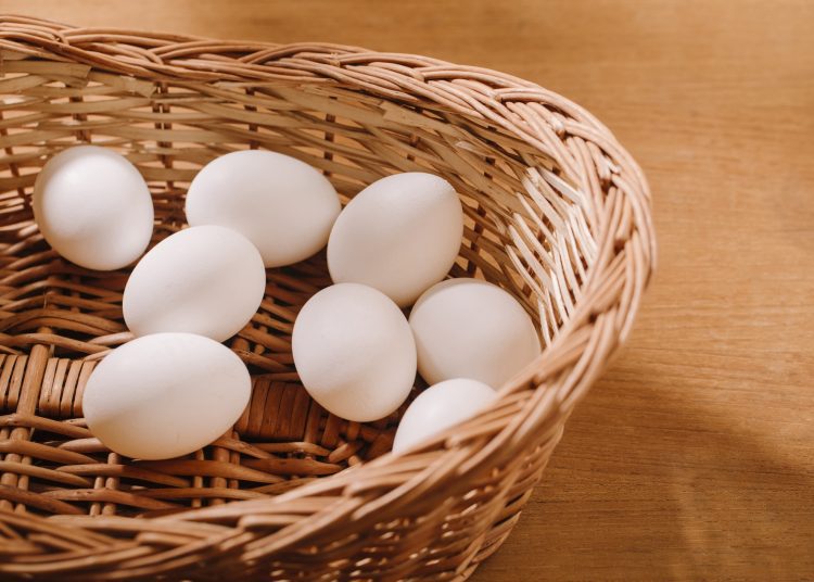 αυγά σε καλάθι