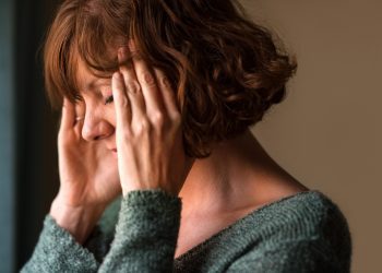 γυναίκα με πονοκέφαλο