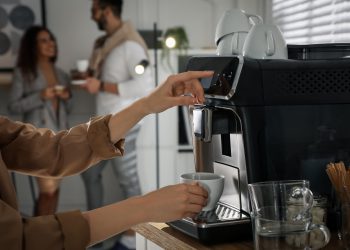 ετοιμάζοντας καφέ