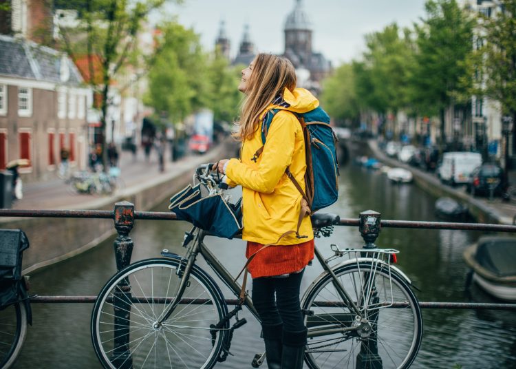 κορίτσι με ποδήλατο στο Άμστερνταμ