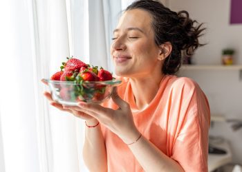 γυναίκα κρατά φράουλες