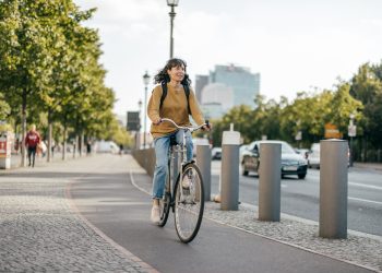 γυναίκα με ποδήλατο