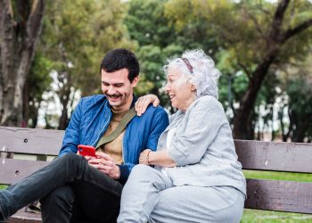 γιαγιά σε παγκάκι