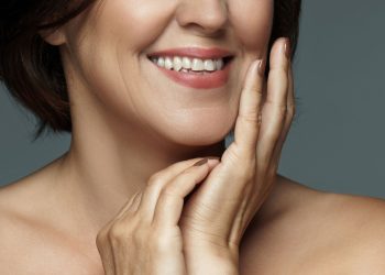 Γιατί το δέρμα μας σπάει όσο μεγαλώνουμε;