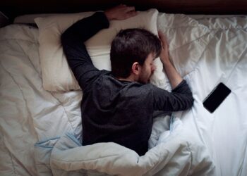 Γιατί ο ύπνος δίπλα από το κινητό μας είναι επικίνδυνος;