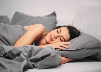 Ποια είναι η καλύτερη στάση ύπνου σύμφωνα με την επιστήμη;