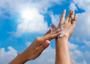 Τι είναι το SPF και πόσο αντηλιακό χρειάζεστε πραγματικά;