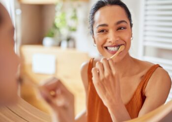 Αποκτήστε αστραφτερό χαμόγελο με φυσικό τρόπο