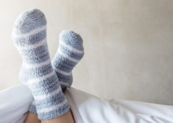 Δεν μπορείτε να κοιμηθείτε από τη ζέστη; Φορέστε κάλτσες!