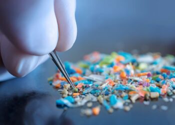 Γυάλινα ή πλαστικά; Νέα έρευνα ανατρέπει όσα νομίζαμε για τα μικροπλαστικά