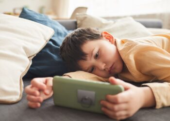 Μικρές οθόνες, μεγάλες επιπτώσεις: Τι δείχνει η ερευνα για τα παιδιά