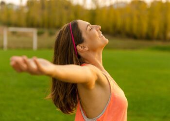 6 καθημερινές συνήθειες που, σύμφωνα με γιατρούς, θα σας βοηθήσουν να ζήσετε περισσότερο