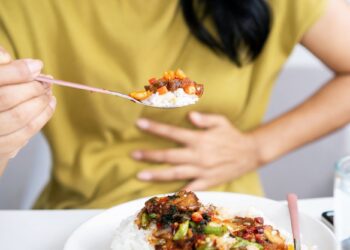 Γιατί νιώθουμε φούσκωμα μετά το φαγητό; Τι θέλει να μας πει το σώμα μας;