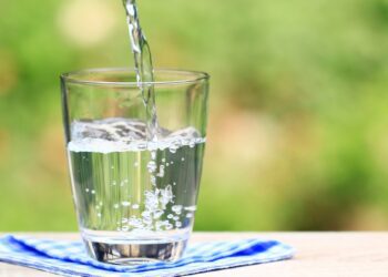Η ιδανική θερμοκρασία για να πιούμε νερό - Η τεράστια διαφορά ζεστού και παγωμένου