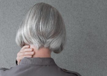 Η βιταμίνη που μπορεί να επιβραδύνει το γκριζάρισμα των μαλλιών