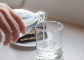 Πρέπει να πίνουμε νερό πριν, κατά ή μετά το γεύμα;