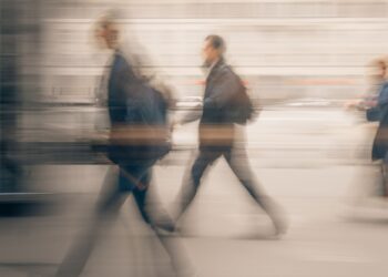 Τι σημαίνει όταν ένα άτομο περπατάει πάντα πολύ γρήγορα, σύμφωνα με την ψυχολογία;