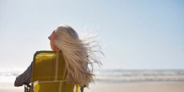 Πώς επηρεάζει το θαλασσινό νερό τα μαλλιά μας;