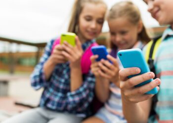 Ειδικοί προειδοποιούν: Γιατί τα smartphones σε μικρή ηλικία μπορεί να συνδέονται με διαταραχές ψυχικής υγείας