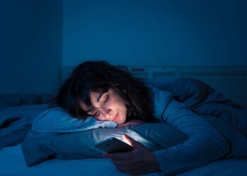 Μπλε φως: Πώς επηρεάζει τον ύπνο μας