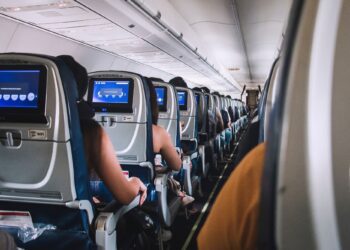 Τα μυστικά των αεροσυνοδών για να αντέξετε τις πολύωρες πτήσεις