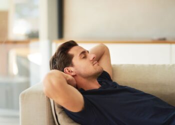 Τι προκαλεί ένας σύντομος μεσημεριανός ύπνος στον οργανισμό μας;