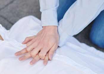 ΚΑΡΠΑ: Όλα όσα πρέπει να κάνουμε όταν κάποιος έχει χάσει τις αισθήσεις του