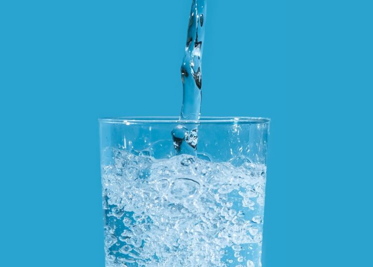 «Loaded Water»: Η νέα τάση του TikTok για το νερό