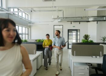 Πώς η εργασία μας αλλάζει τον τρόπο με τον οποίο επικοινωνούμε;