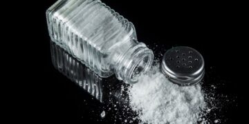 Πώς θα καταλάβετε αν τρώτε πολύ αλάτι: Τα 5 βασικά σημάδια