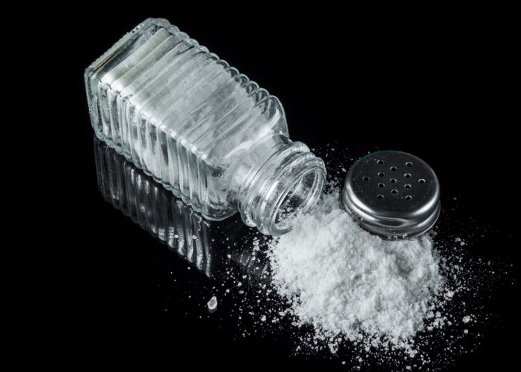 Πώς θα καταλάβετε αν τρώτε πολύ αλάτι: Τα 5 βασικά σημάδια