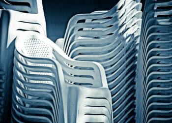 Η πλαστική καρέκλα που όλοι αγαπάμε να μισούμε