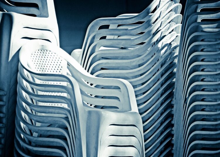 Η πλαστική καρέκλα που όλοι αγαπάμε να μισούμε