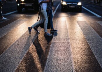 Λόγοι για τους οποίους πρέπει να περπατάμε μετά το βραδινό γεύμα